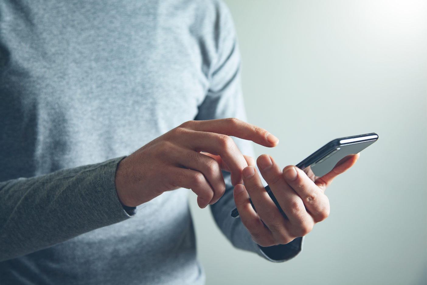 man hand holding smart phone